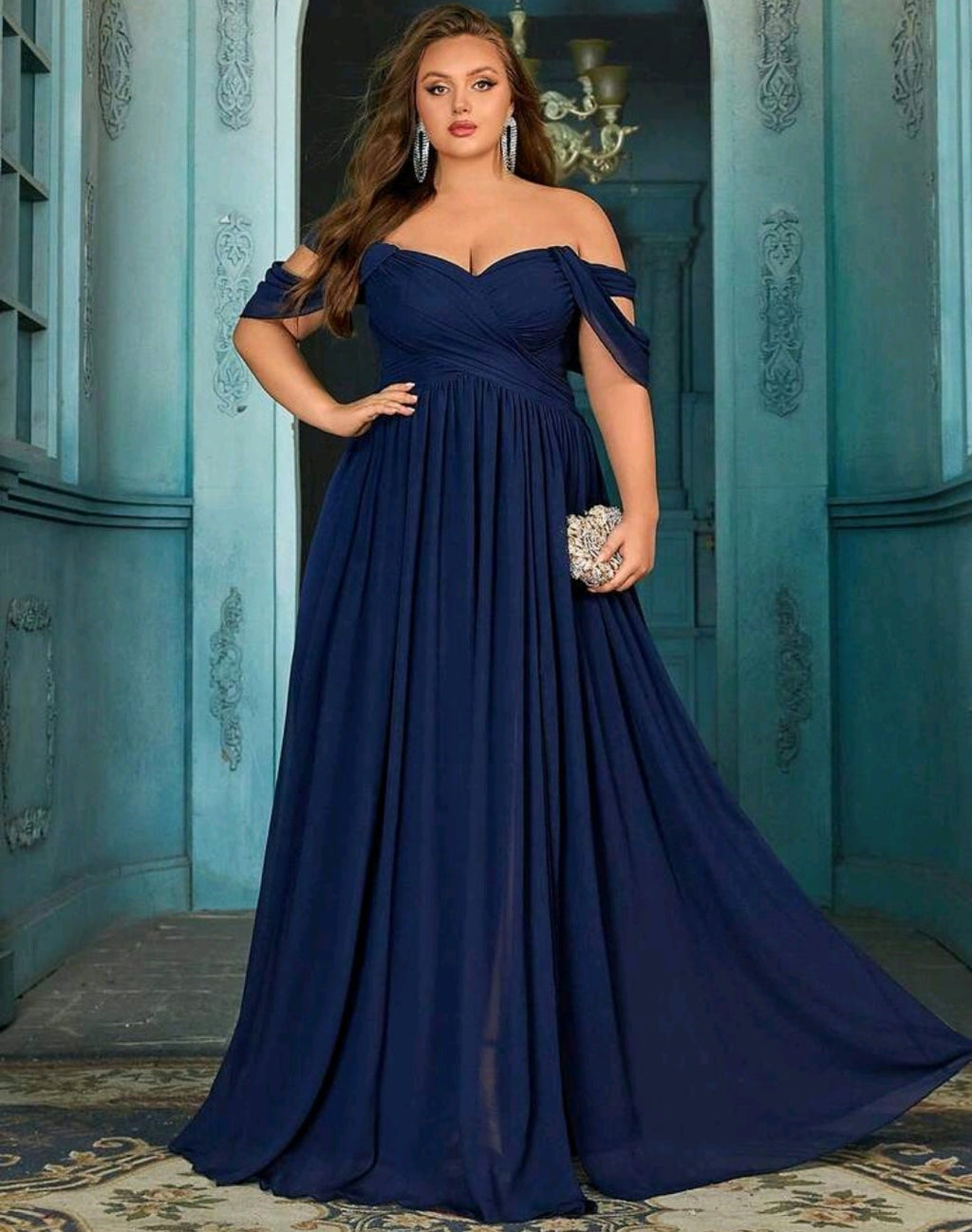 Vestido azul marino off-the-shoulder cin abertura lateral