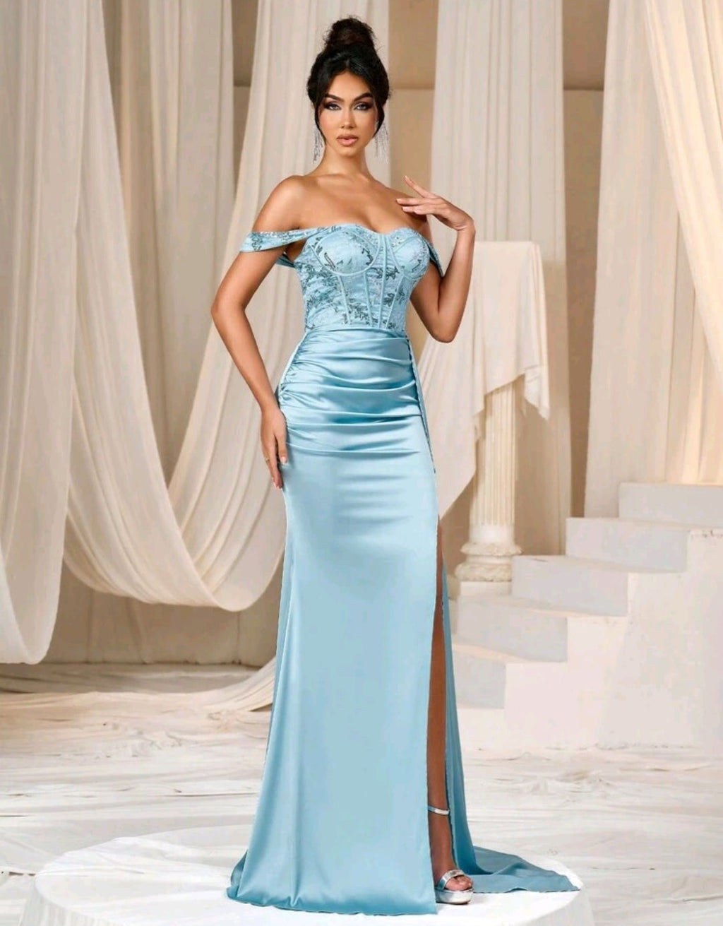 Vestido baby blue satinado off-the-shoulder con abertura lateral