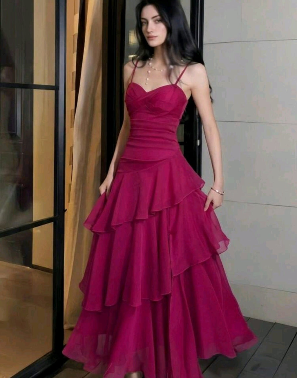 Vestido hot pink falda capas tirante delgado