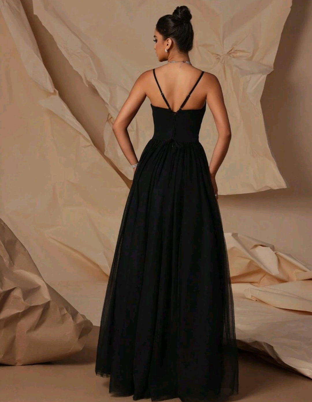 Vestido negro con abertura lateral falda de tul con corsé ajustable
