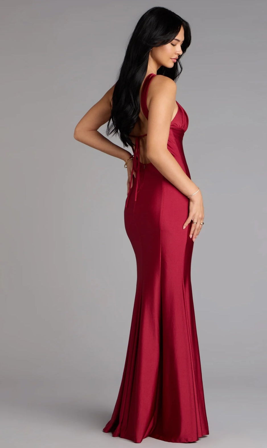 Vestido Anne rojo cerezo corte sirena espalda semi abierta