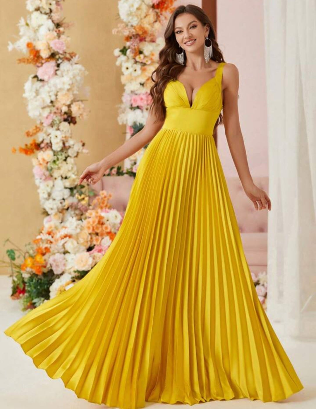 Vestido mostaza plisado con escote pronunciado