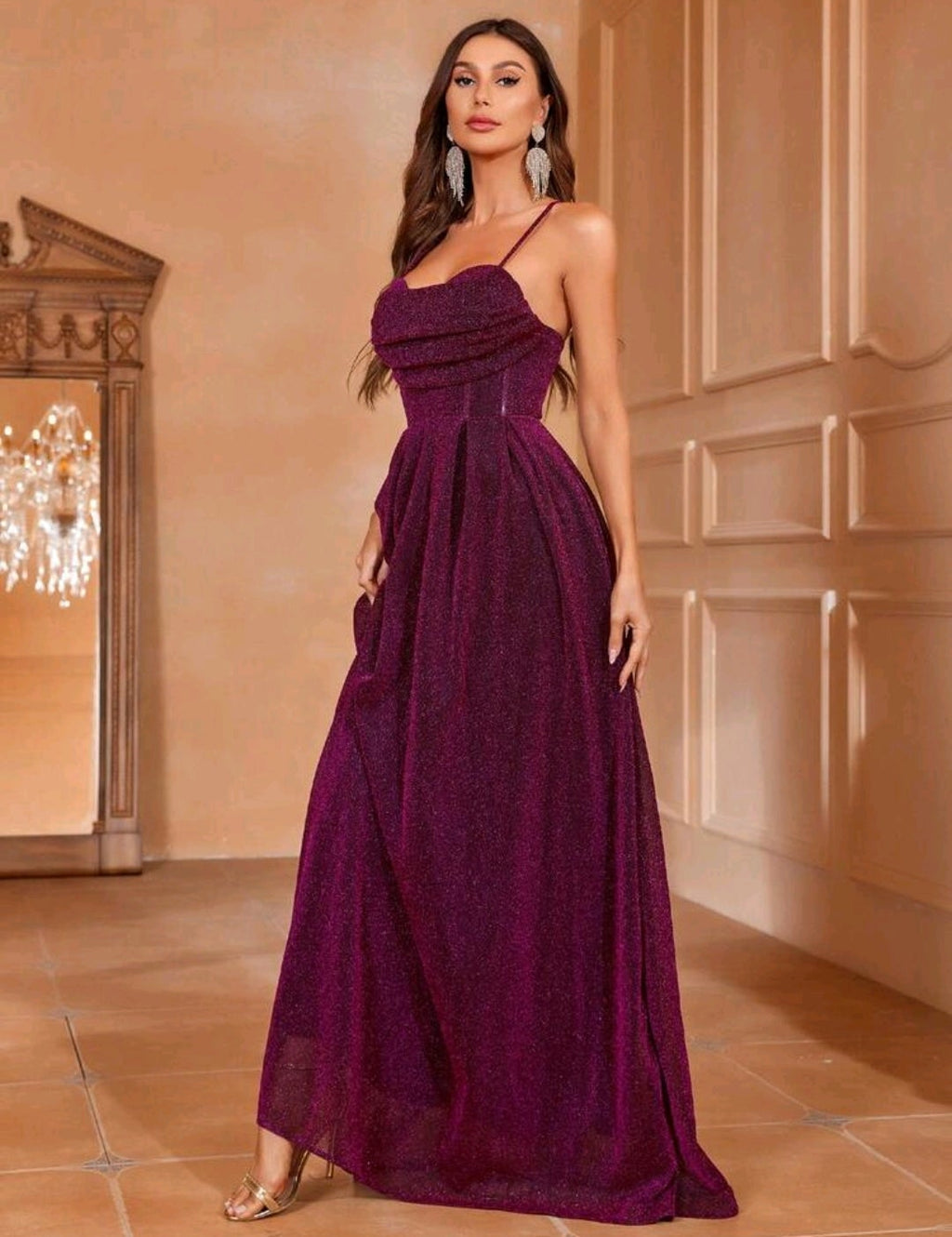Vestido mangenta brillante con espalda semi abierta