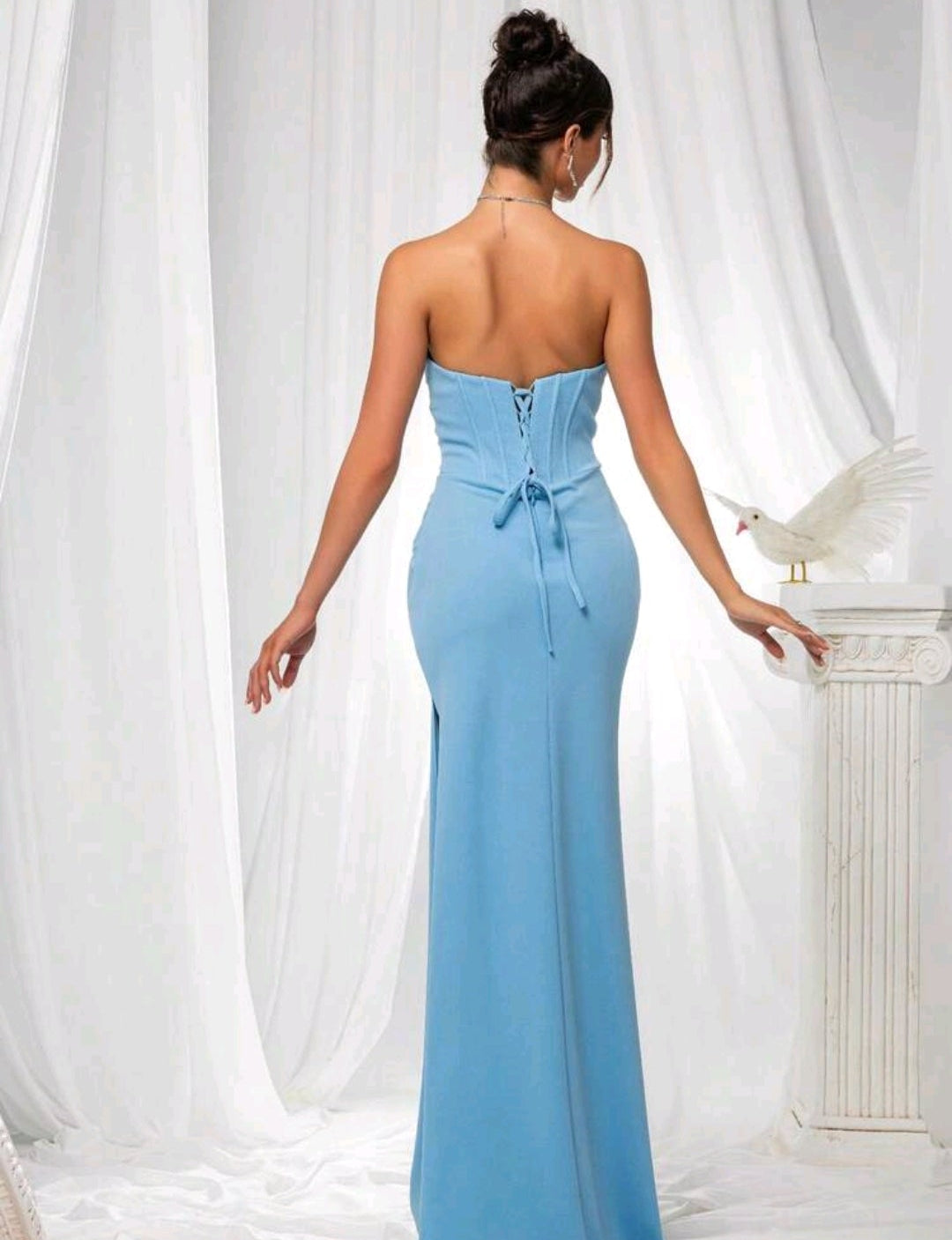 Vestido celeste straple con corsé ajustable
