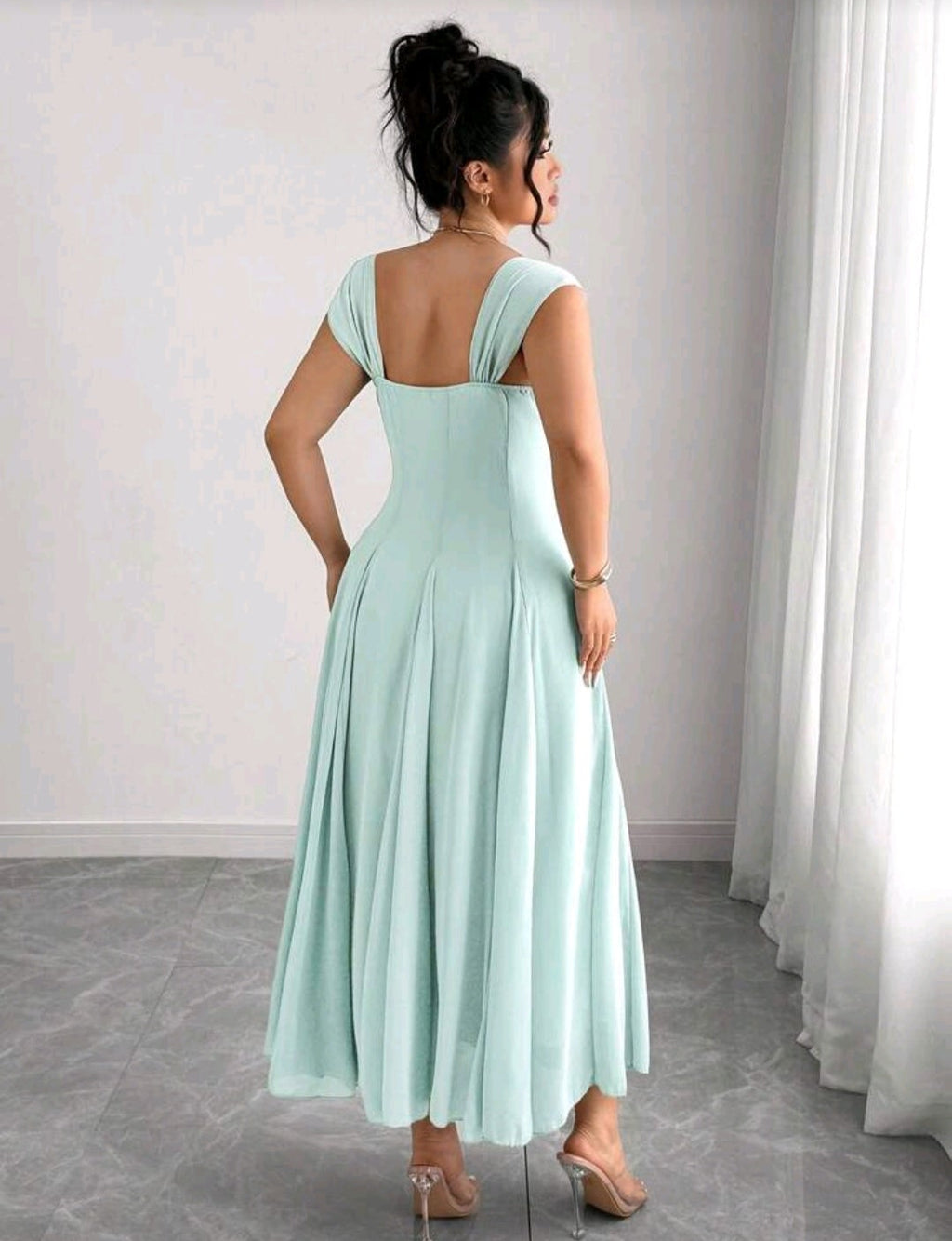 Vestido verde menta con tela chiffon