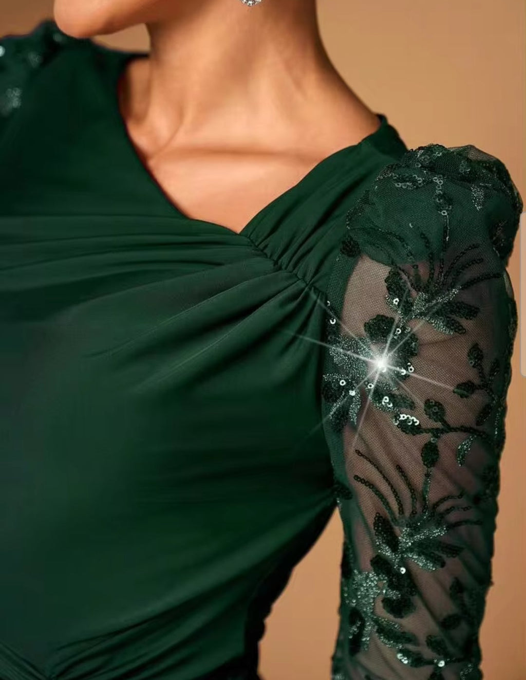 Vestido verde esmeralda manga larga lentejuelas con transparencia