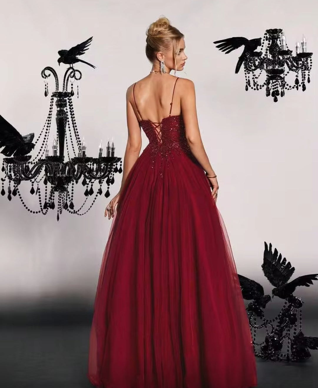 Vestido burgundy con pedrería y falda tul corsé ajustable