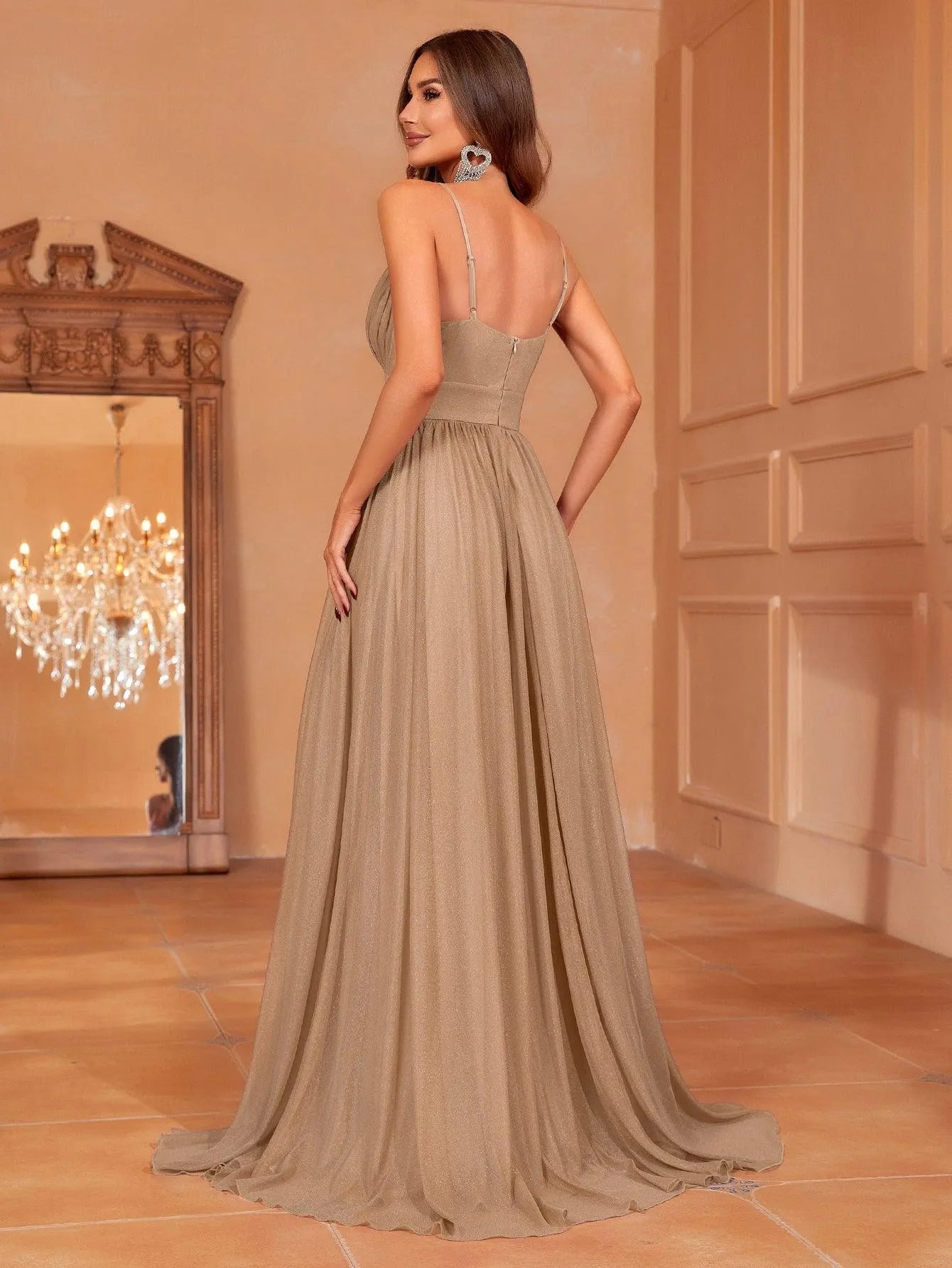 Vestido con escote en V pronunciado y falda con caída