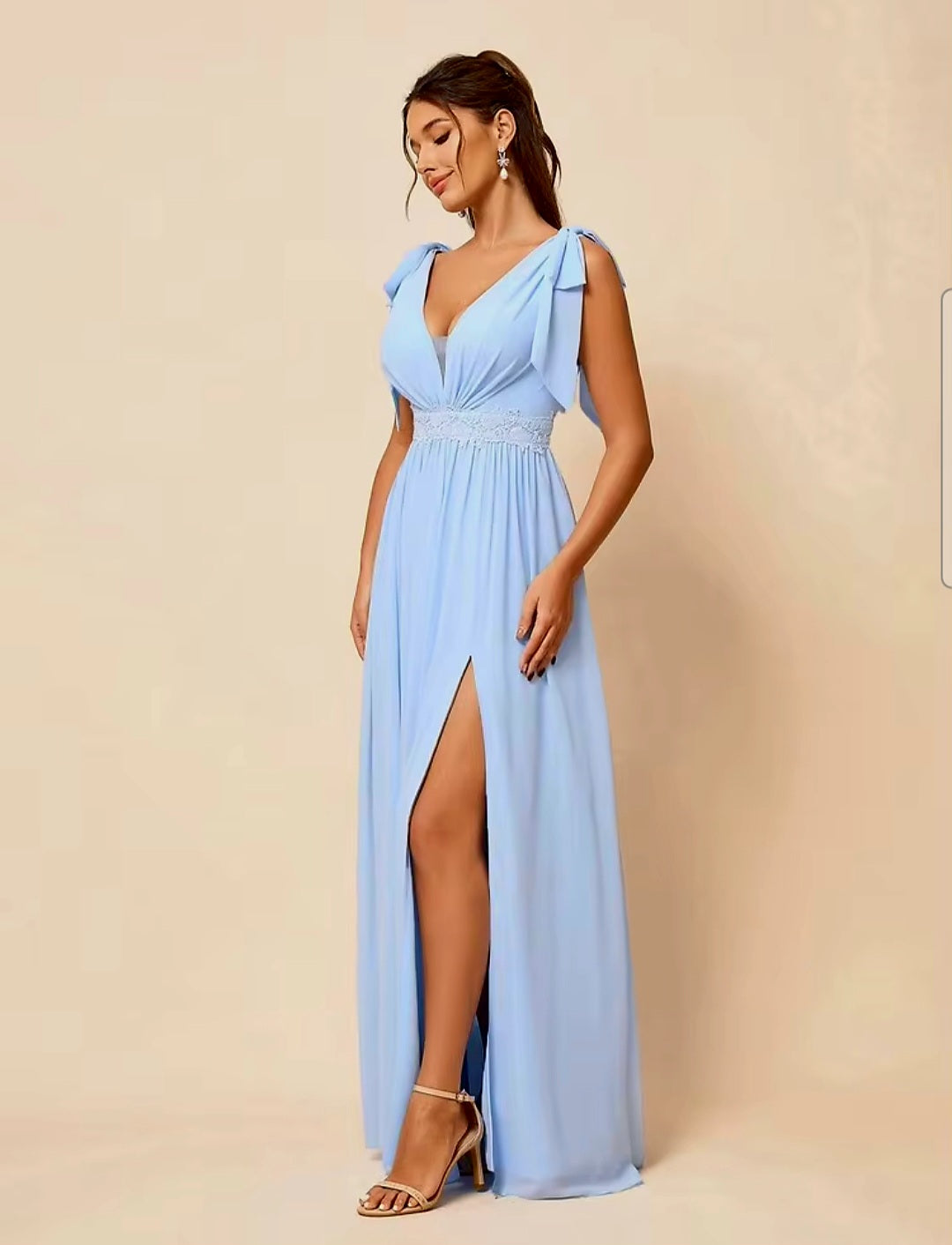 Vestido baby blue con abertura lateral escote en V