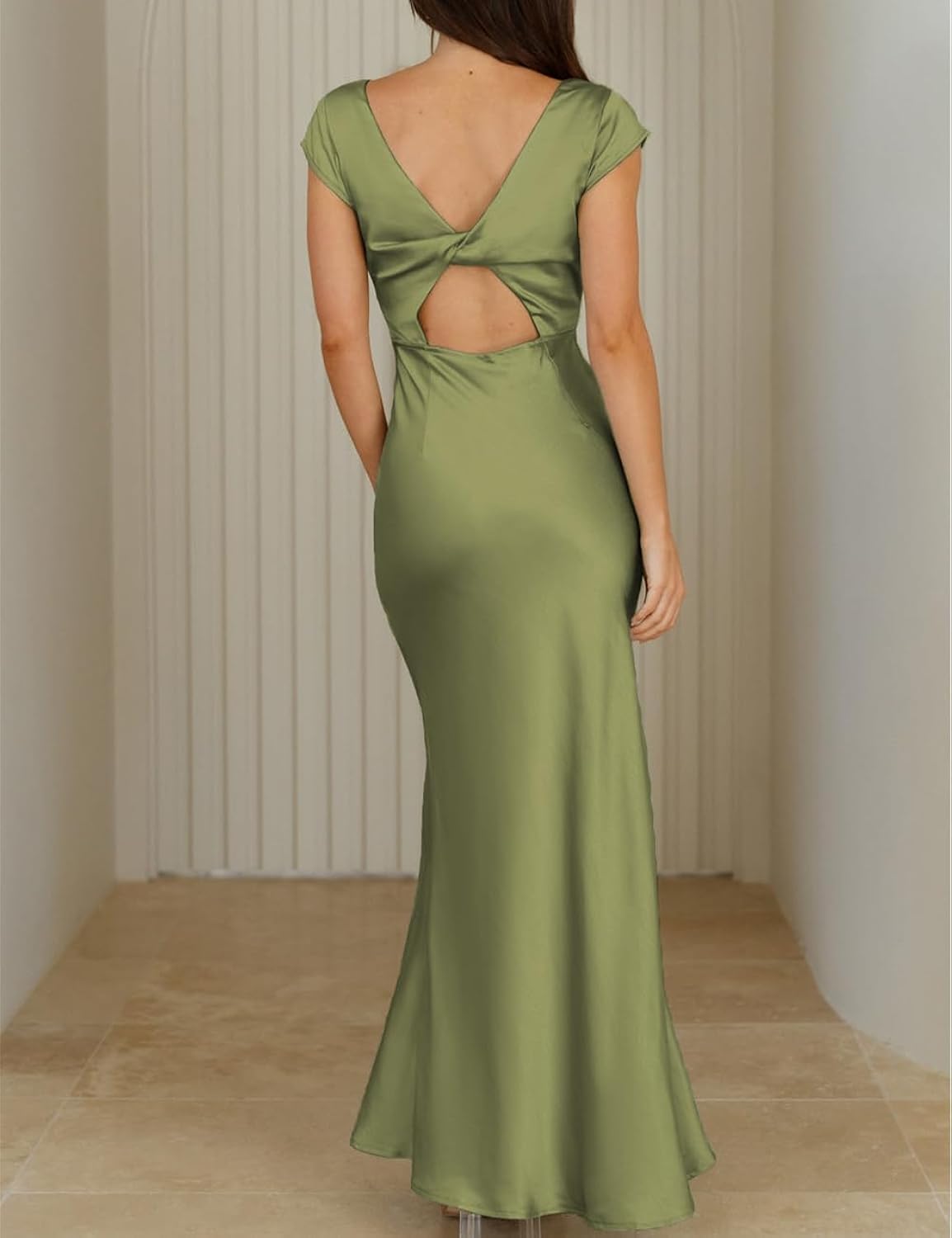Vestido satinado verde oliva con espalda semi abierta manga corta