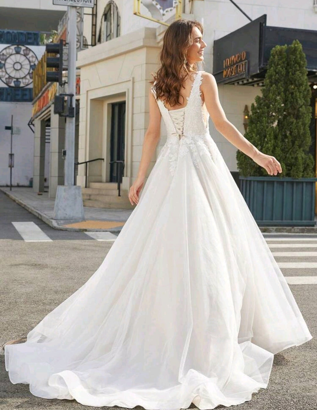 Vestido de Novia Gala Romance: Elegancia en Tul y Encaje Floral