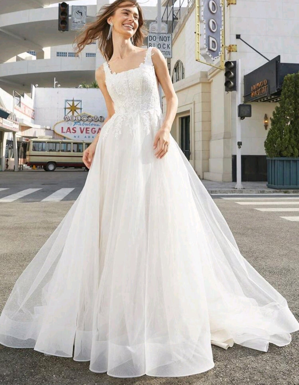 Vestido de Novia Gala Romance: Elegancia en Tul y Encaje Floral