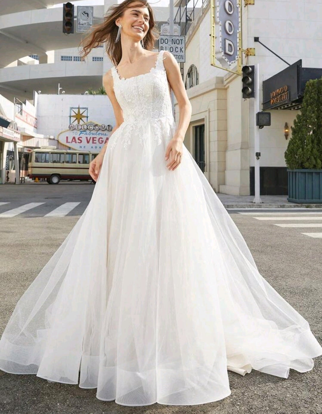 Vestido de Novia Gala Romance: Elegancia en Tul y Encaje Floral