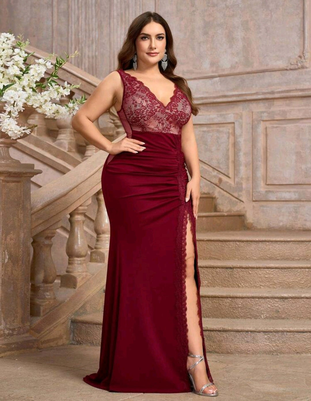 Vestido encaje con forro beige y abertura lateral