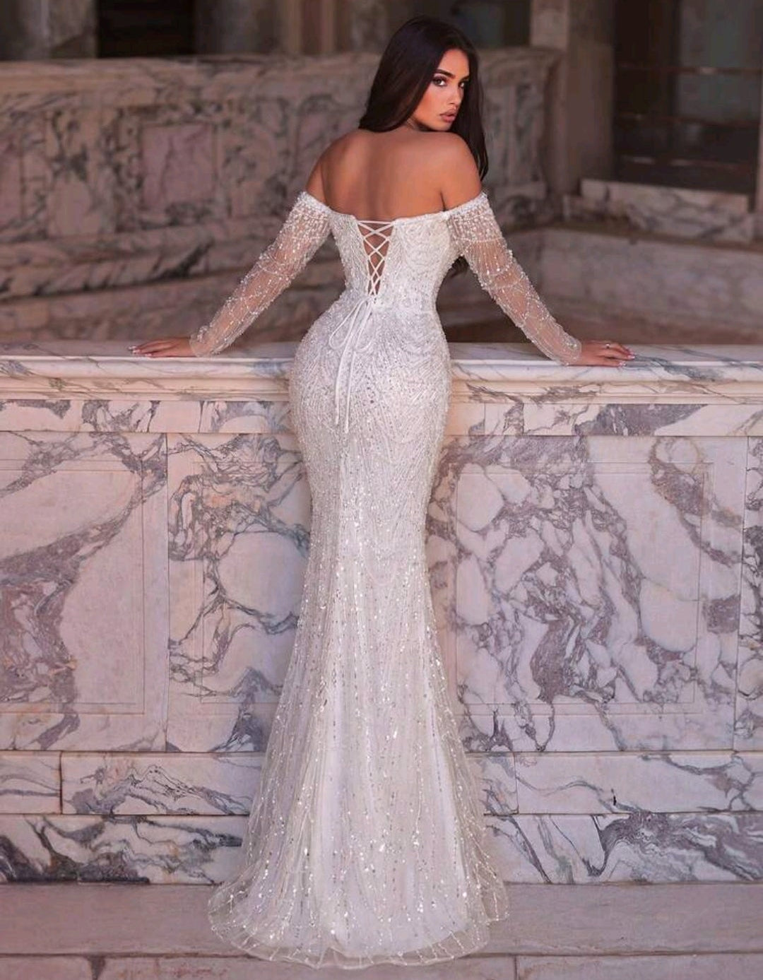 Vestido blanco pedrería off-the-shoulder y abertura lateral