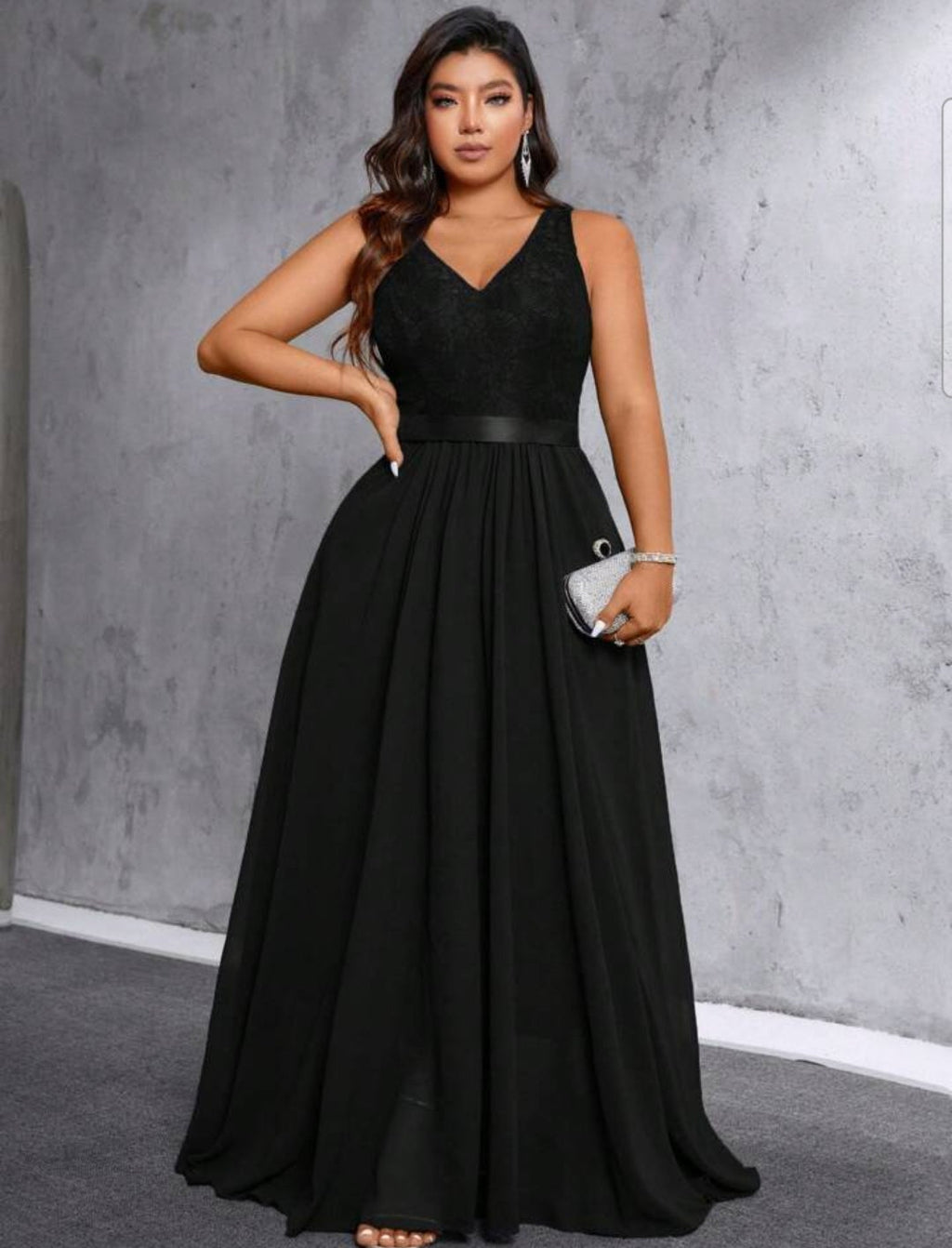 Vestido negro con encaje y escote en V