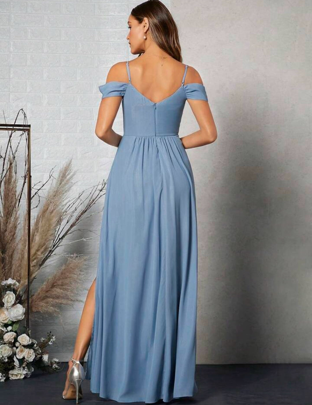 Vestido dusty blue off-the-shoulder con abertura lateral