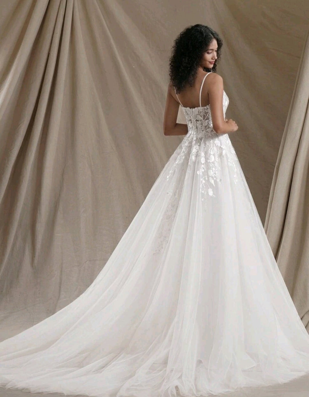 Vestido de Novia Línea A con Encaje Floral y Falda de Tul