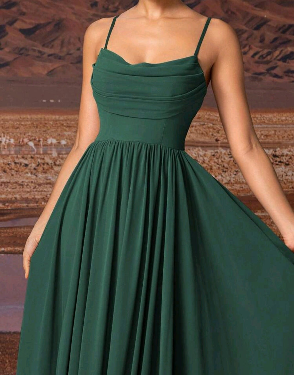 Vestido verde esmeralda corte A tirante delgado