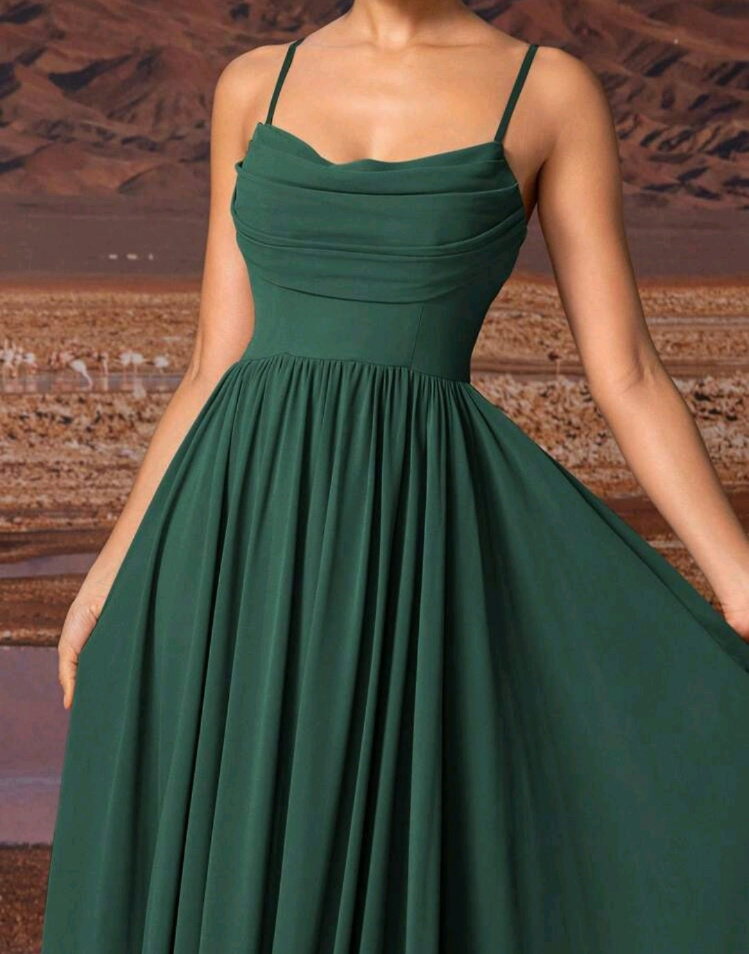 Vestido verde esmeralda corte A tirante delgado