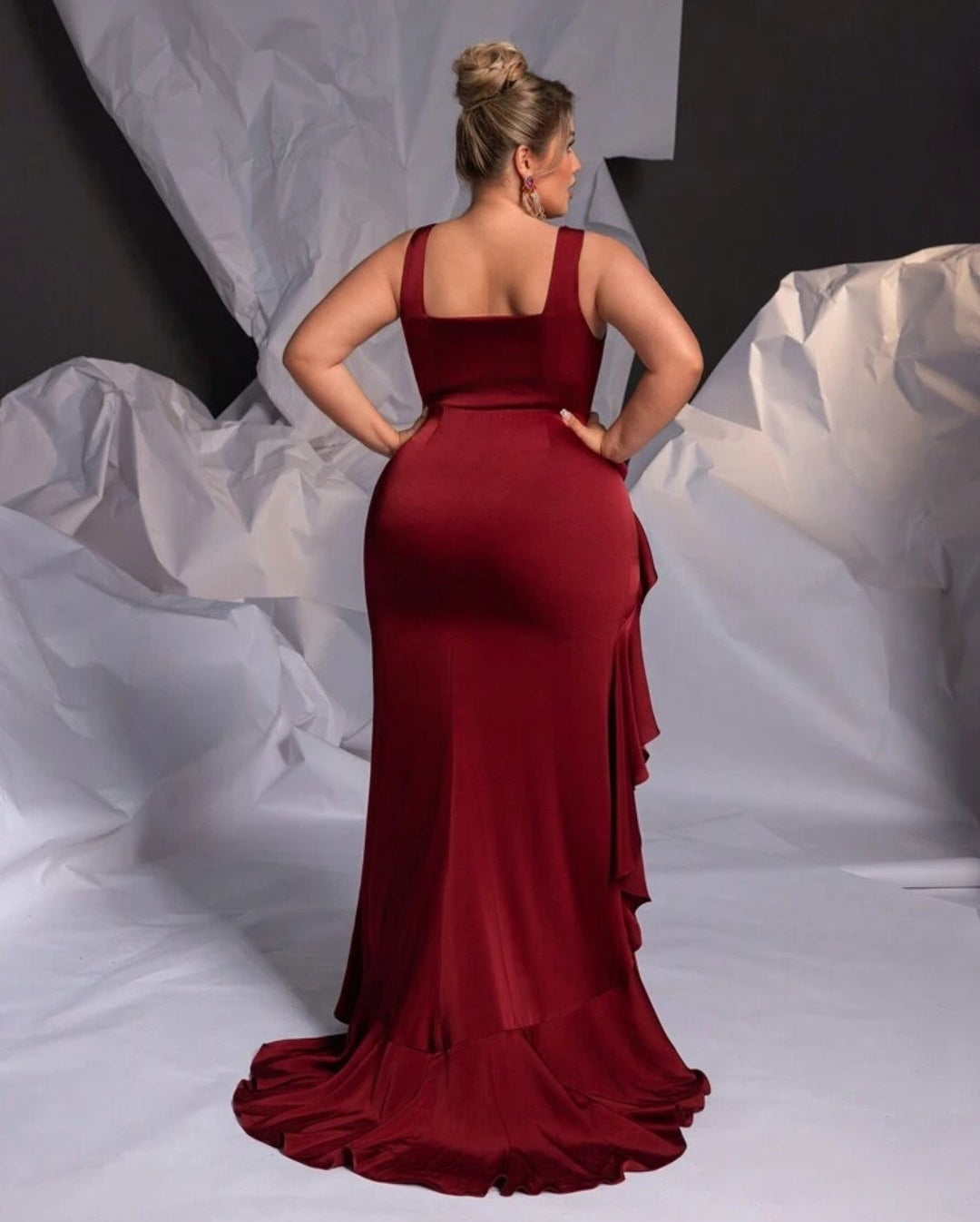 Vestido vino satinado con escote recto