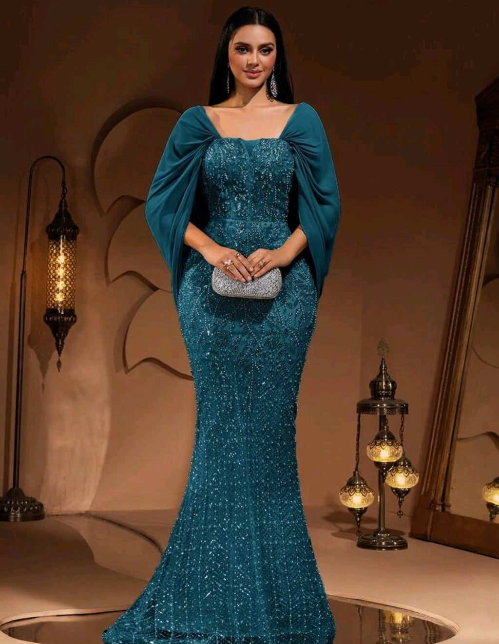 Vestido turquesa con pedrería corte sirena manga capa