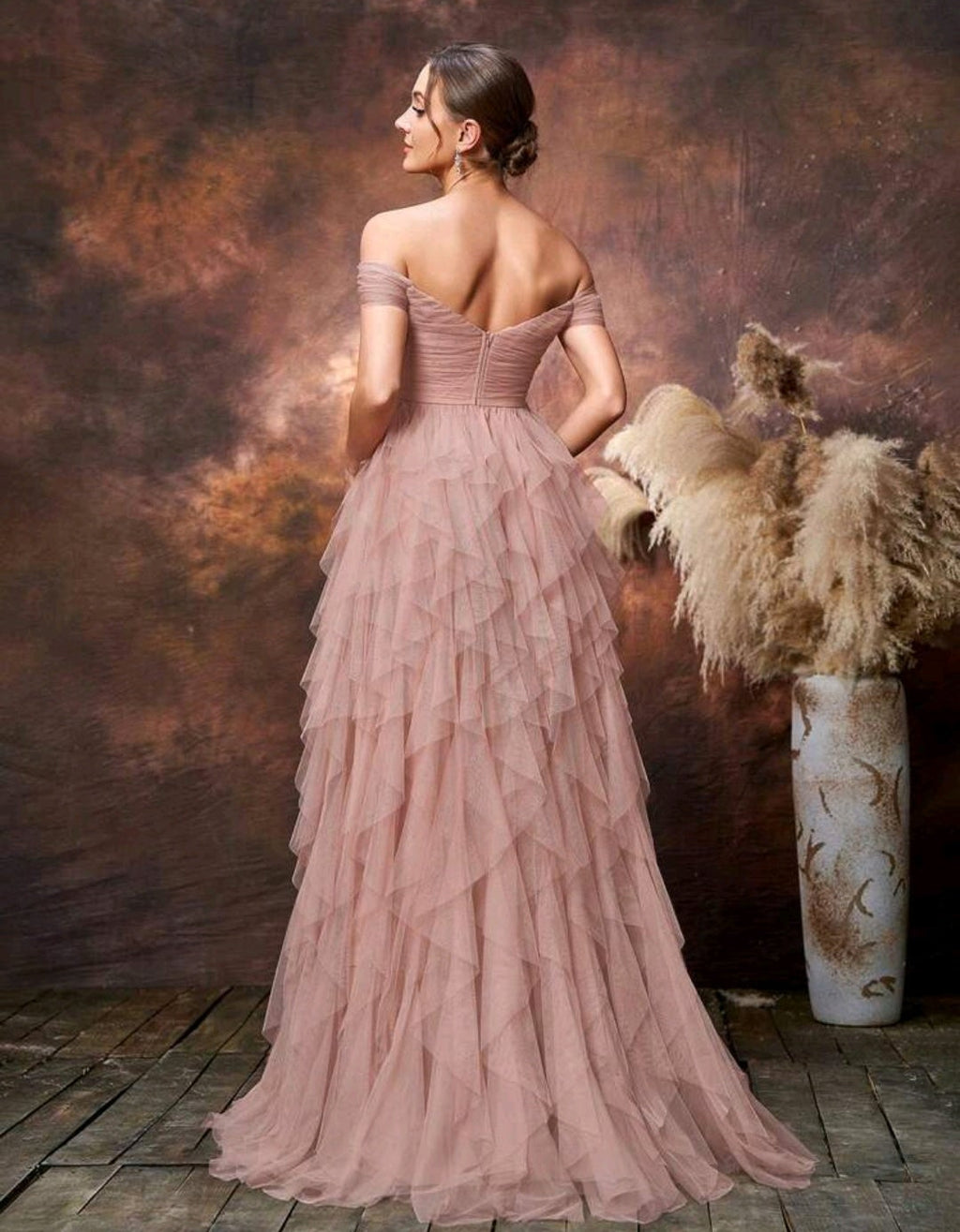 Vestido palo rosa off-the-shoulder con capas de tul
