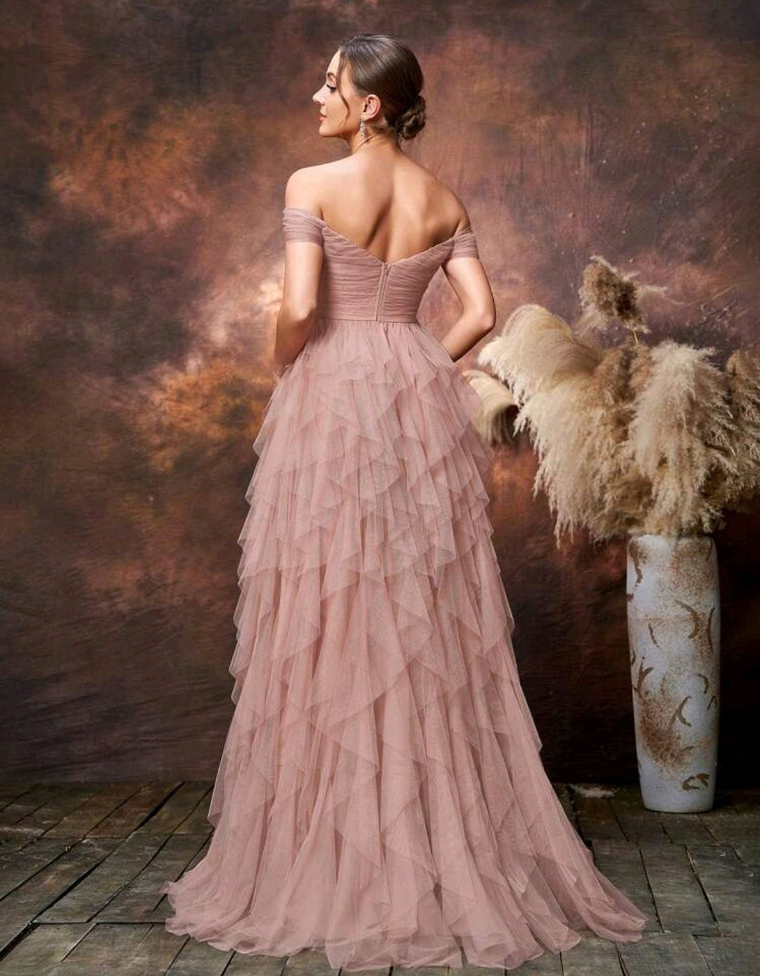 Vestido palo rosa off-the-shoulder con capas de tul