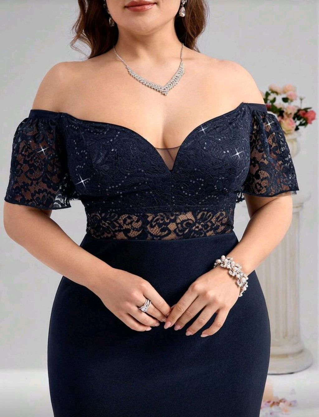 Vestido azul oscuro off-the-shoulder con abertura lateral
