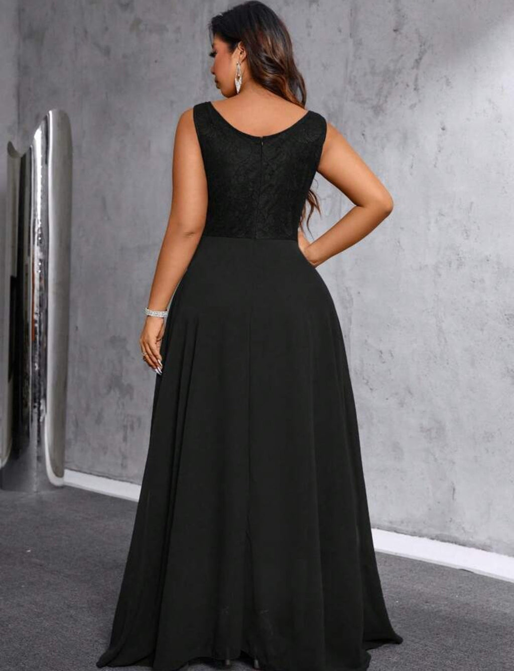 Vestido negro con encaje y escote en V