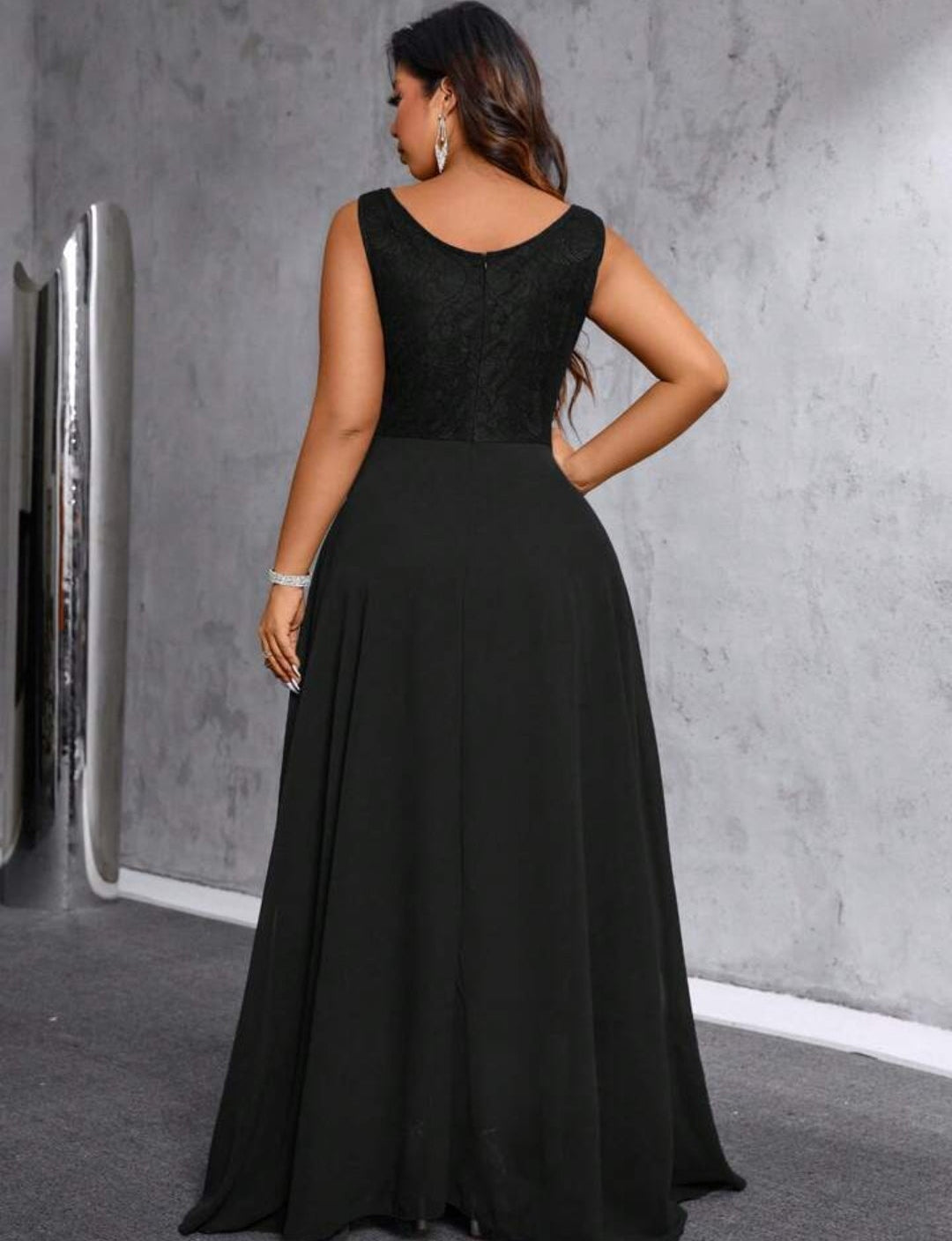 Vestido negro con encaje y escote en V