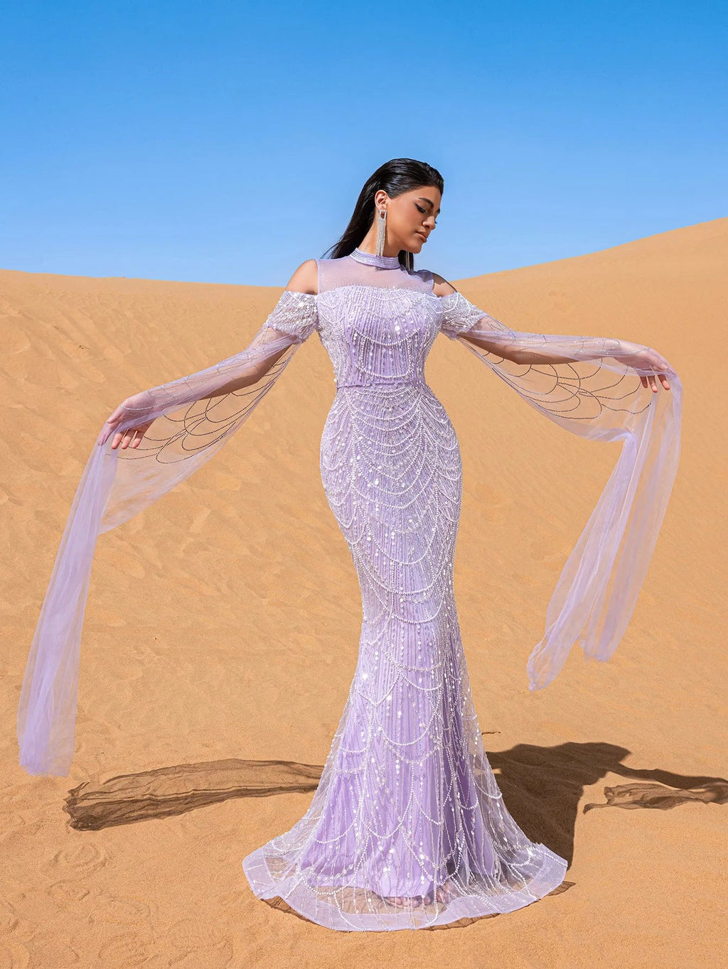 Vestido lila con pedrería y manga capa