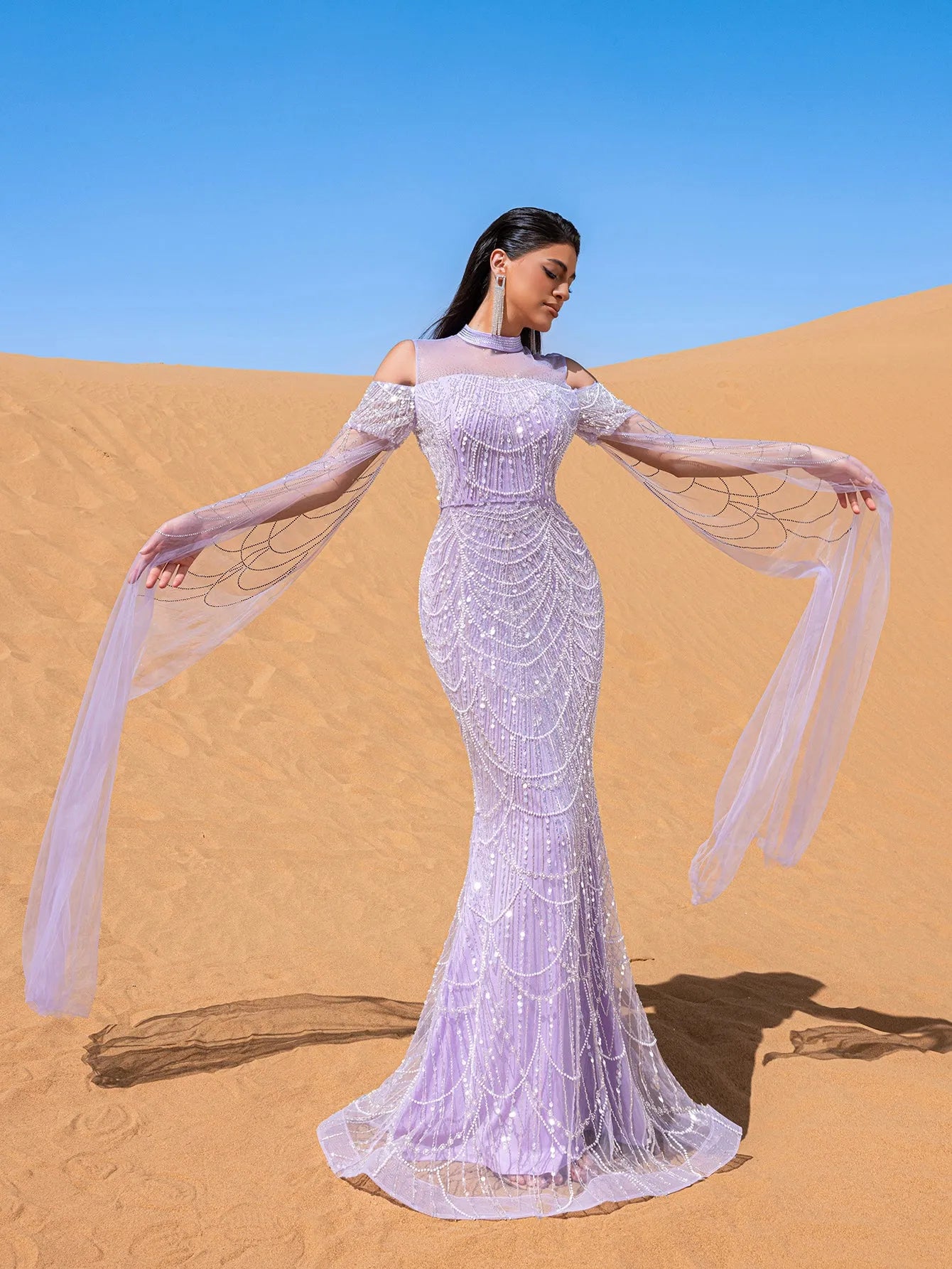 Vestido lila con pedrería y manga capa