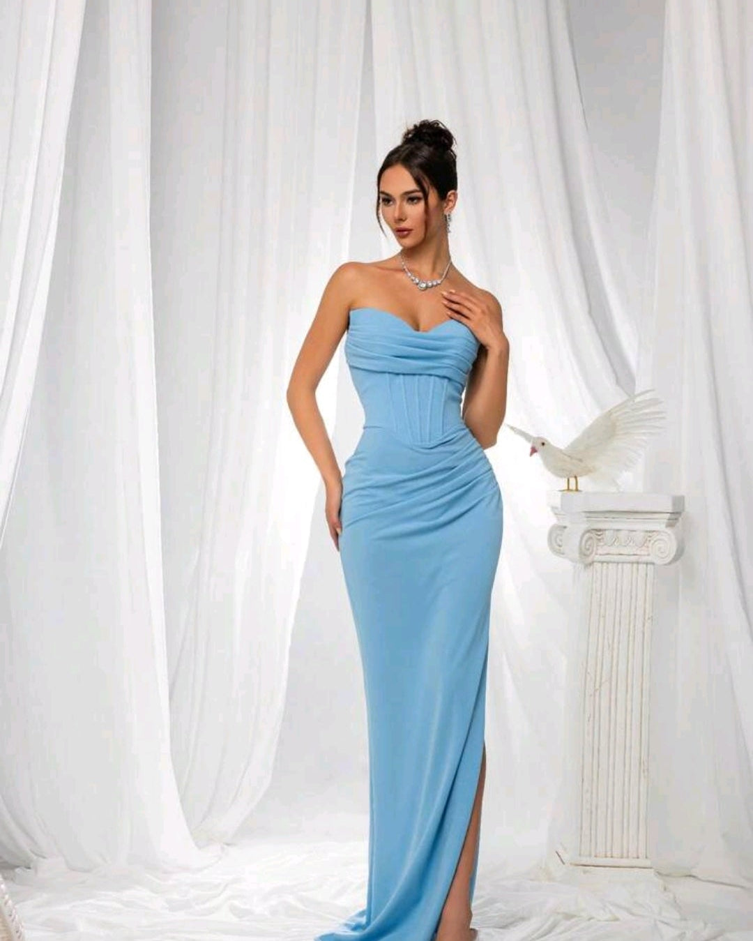 Vestido celeste straple con corsé ajustable