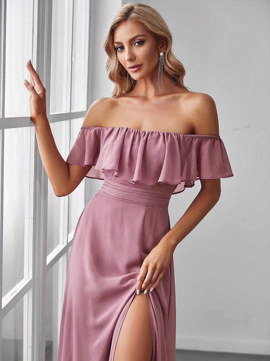 Vestido dusty pink off-the-shoulder con abertura lateral