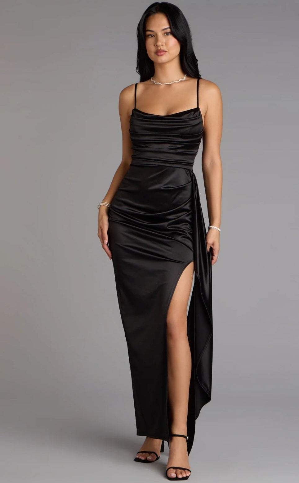 Vestido negro satinado con abertura lateral tirante delgado