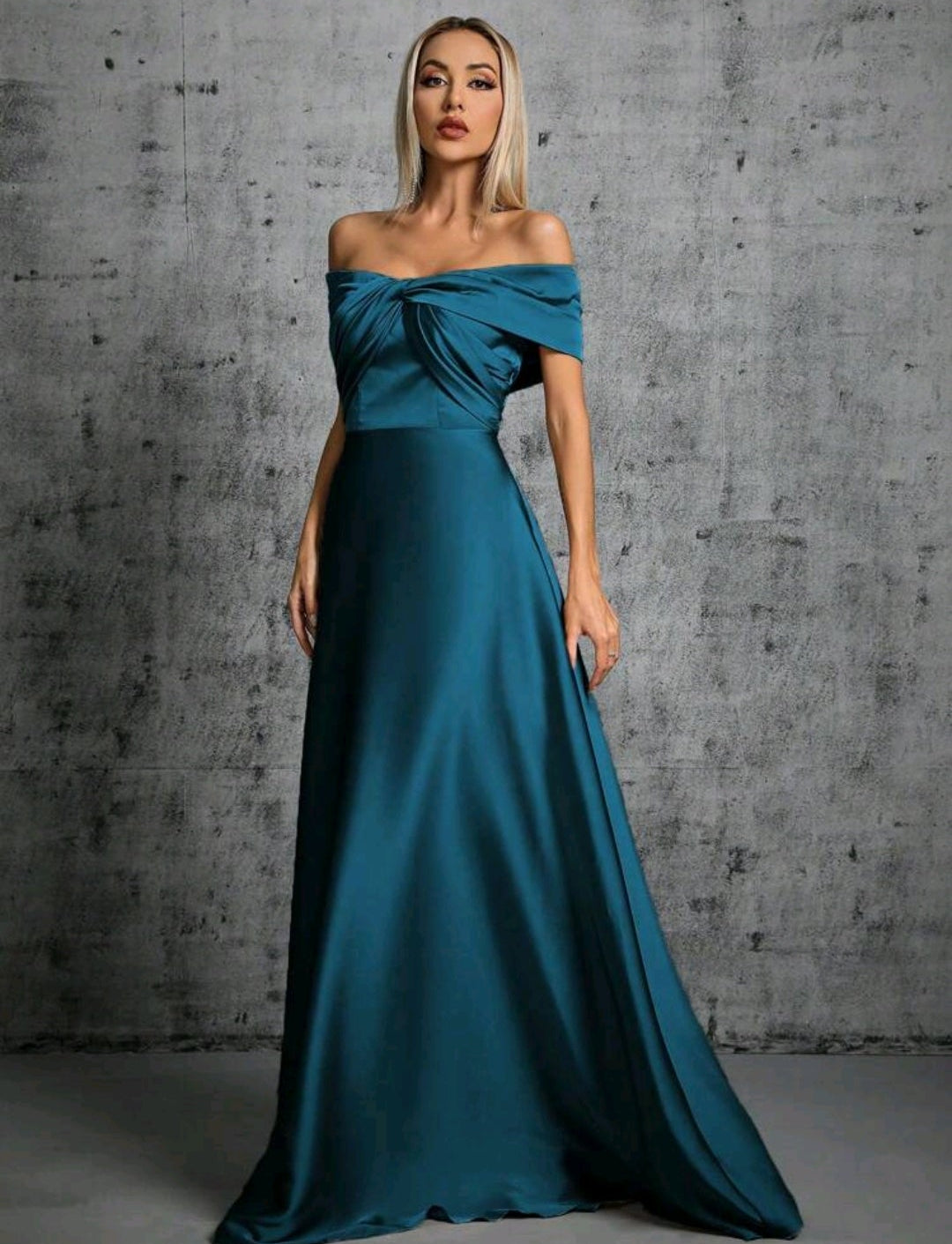 Vestido satinado turquesa off-the-shoulder corte A