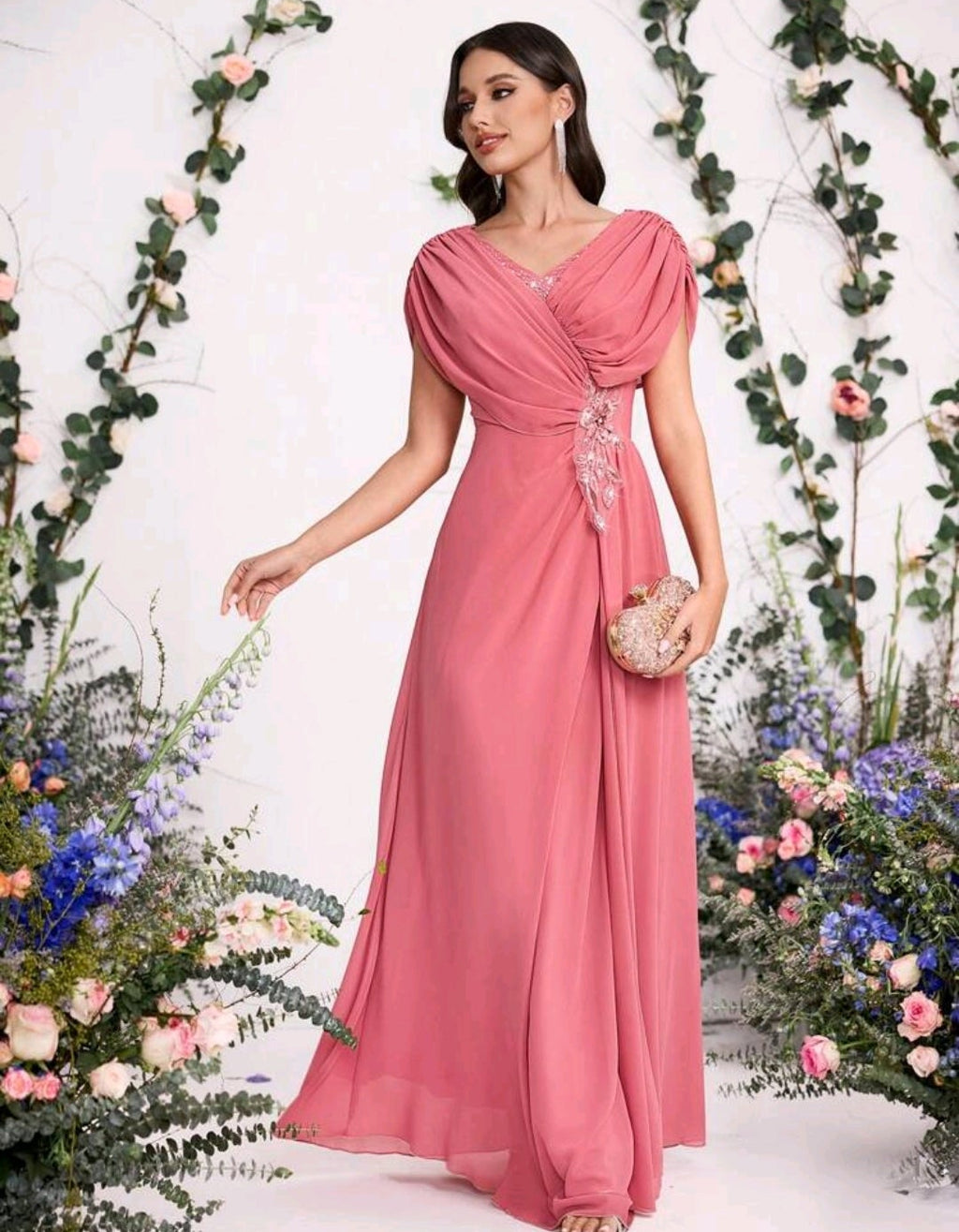 Vestido coral largo con aplicación floral