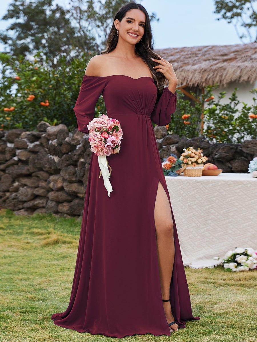 Vestido vino off-the-shoulder con abertura lateral