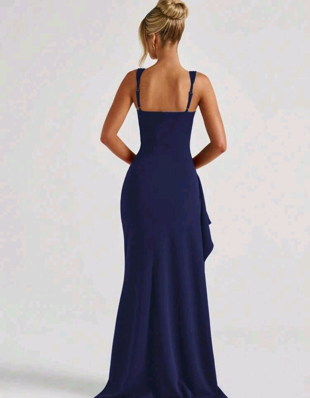 Vestido azul marino con escote cuadrado y abertura lateral
