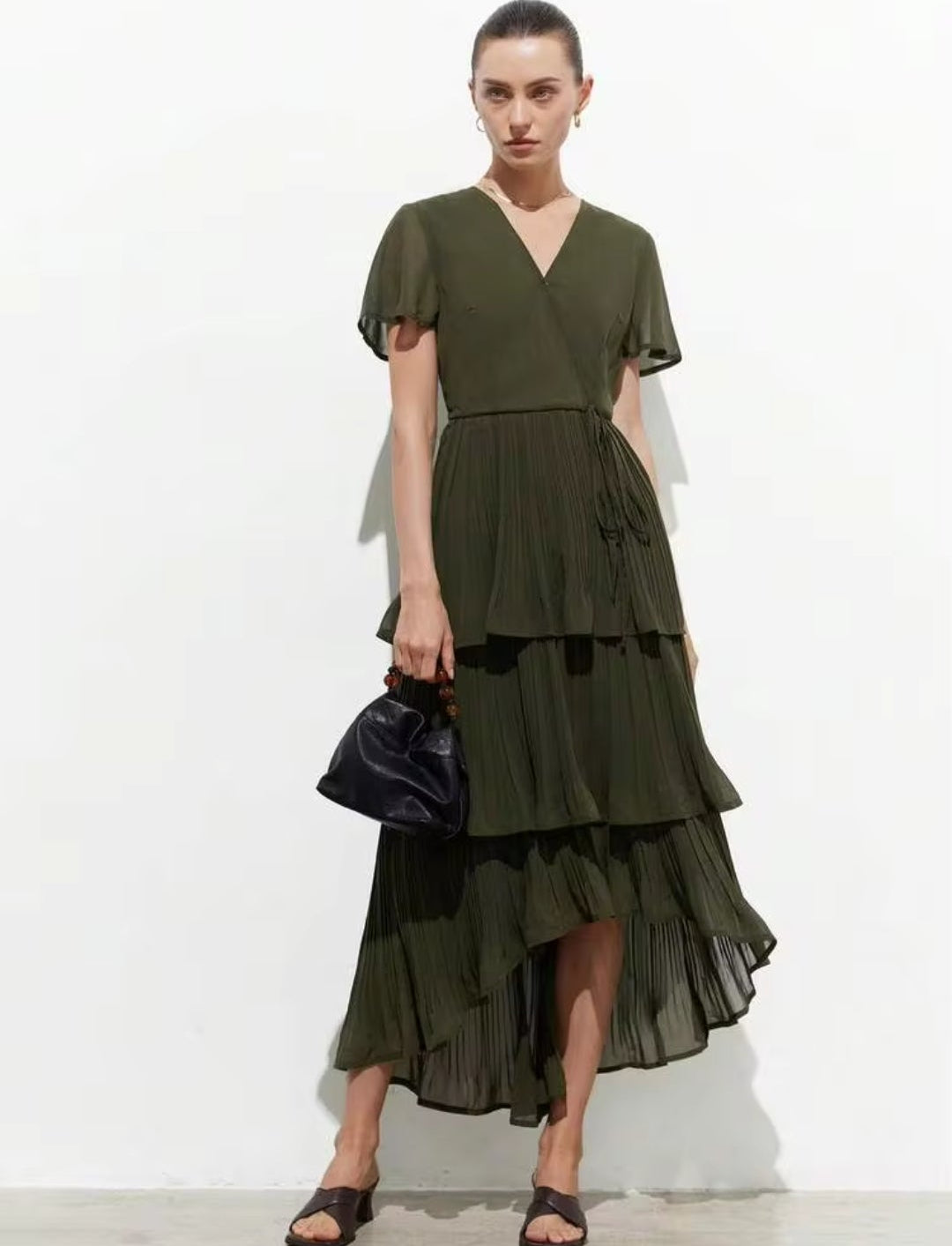 Vestido verde oliva manga corta falda cola de pato en capas