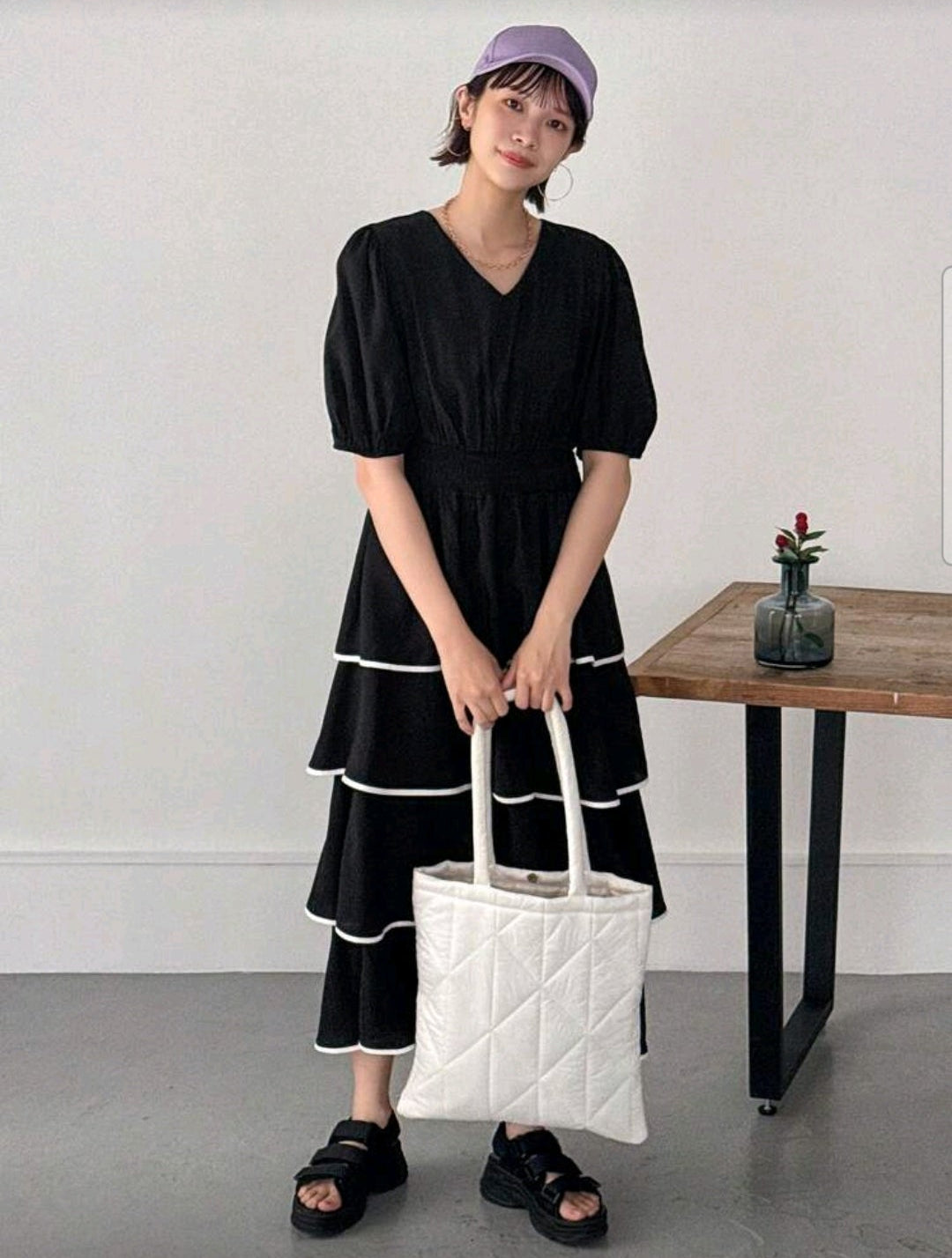 Vestido negro capas con rayas blancas