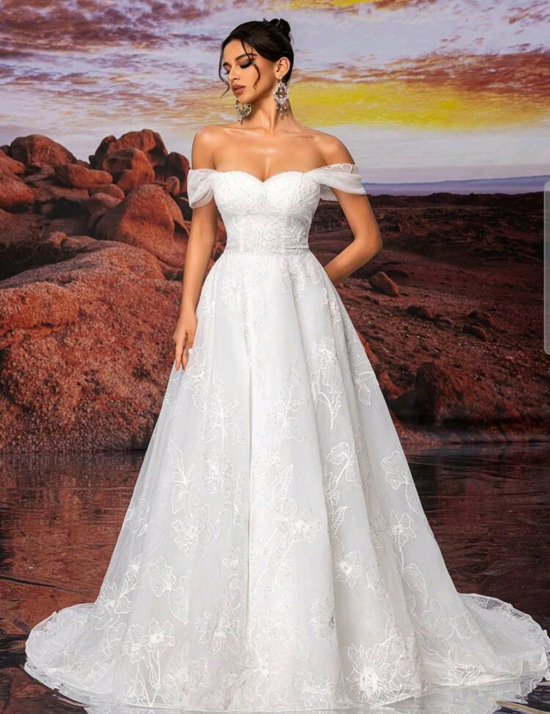 Vestido de Novia Floral con Hombros Caídos y Corsé Ajustable