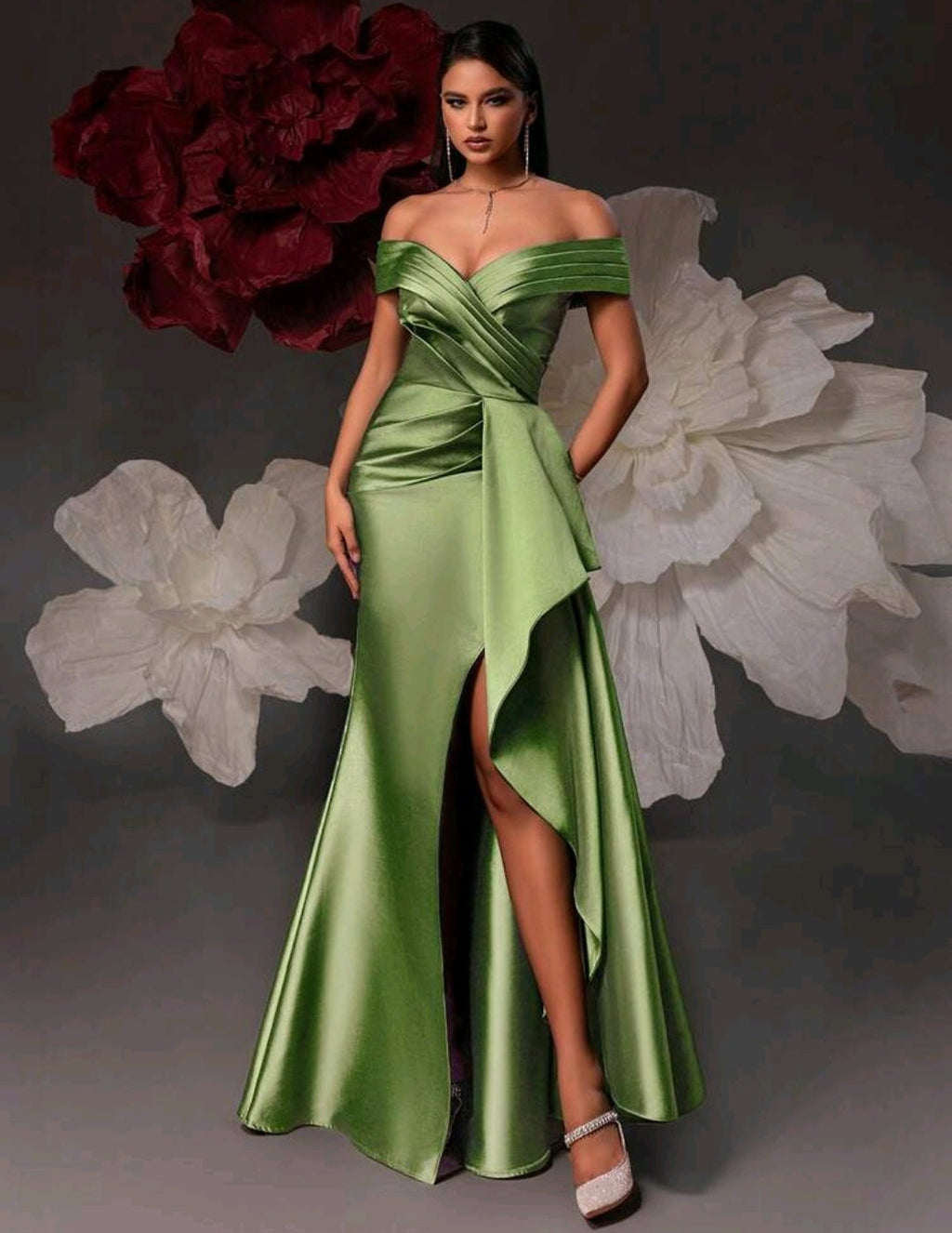 Vestido verde oliva con abertura lateral off-the-shoulder