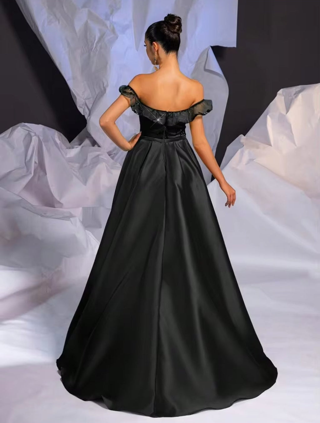 Vestido negro lentejuelas con sobrefalda off-the-shoulder