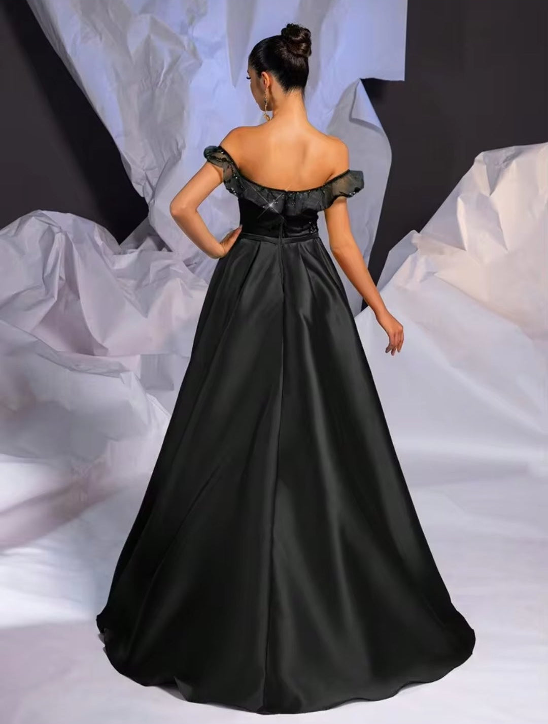 Vestido negro lentejuelas con sobrefalda off-the-shoulder