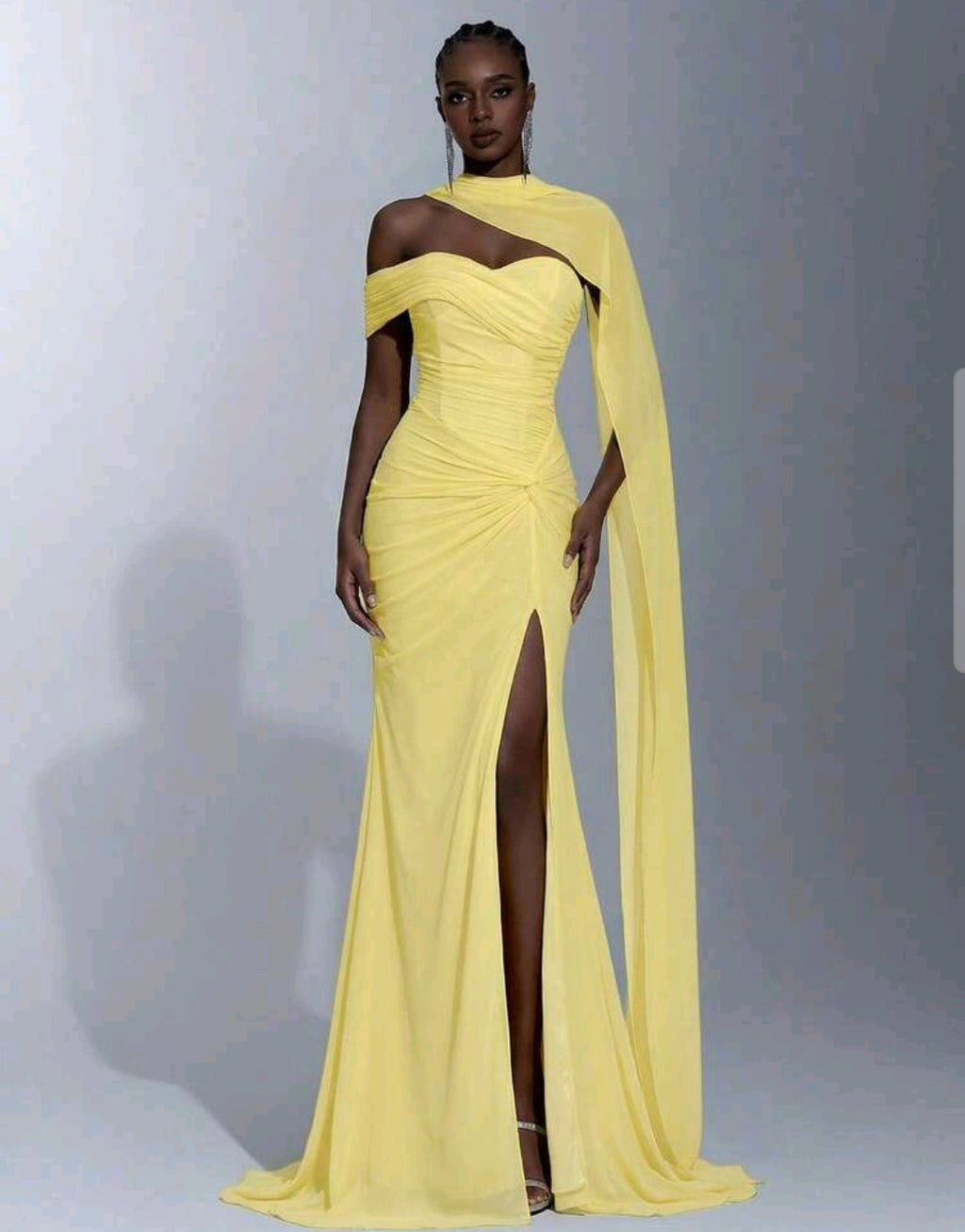 Vestido amarillo de una manga con abertura lateral stretch
