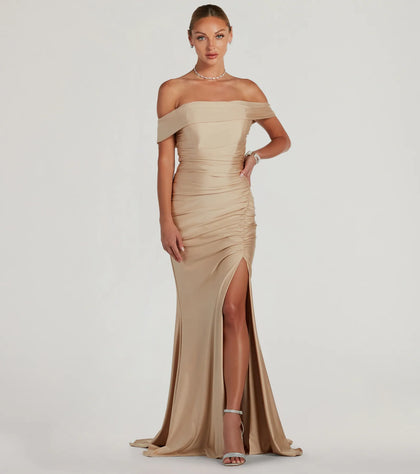 Vestido champán off-the-shoulder con abertura lateral