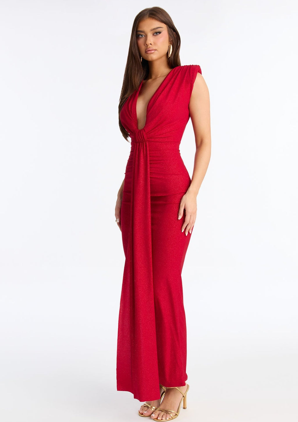 Vestido rojo brillante con escote pronunciado pegado al cuerpo