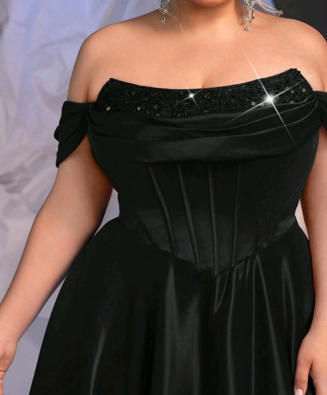 Vestido negro off-the-shoulder corte A brillo lentejuelas en escote